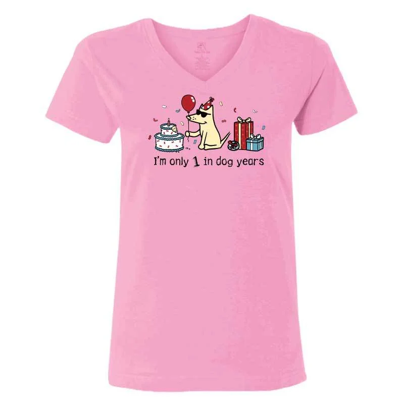 Women's Evening Attire Teddy's Birthday Shirt - Ladies T-Shirt V-Neck - Light Pink